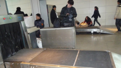 安檢機在車站的使用