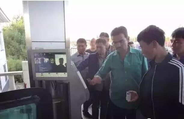 天眼人臉識(shí)別系統(tǒng)與身份證認(rèn)證配合及創(chuàng)藝龍X光安檢機(jī)進(jìn)行安檢