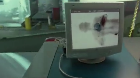 為了防止出千要先過一遍x光安檢機