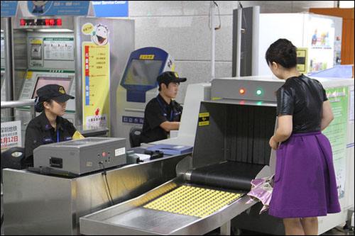 安檢機在地鐵站的使用