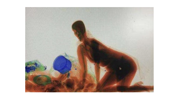 在車站過X光安檢機時顯示屏中會呈現出什么？